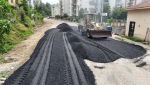 VATANDAŞIN TALEBİ GİRESUN BELEDİYESİ’NİN ÖNCELİĞİ: ŞEHRİN ACİL NOKTALARINDA YOĞUN ASFALT SEFERBERLİĞİ BAŞLADI