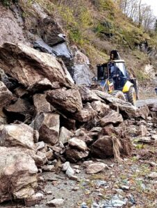 GİRESUN İL ÖZEL İDARESİ HEYELAN SONRASI MÜDAHALE VE YOL AÇMA ÇALIŞMALARINI SÜRDÜRÜYOR