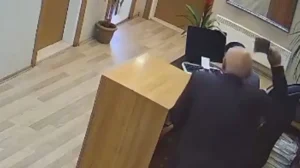 belediye personeline satırla saldırdı