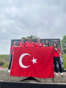 GİRESUN YETİŞTİRİR, DÜNYA ALKIŞLAR