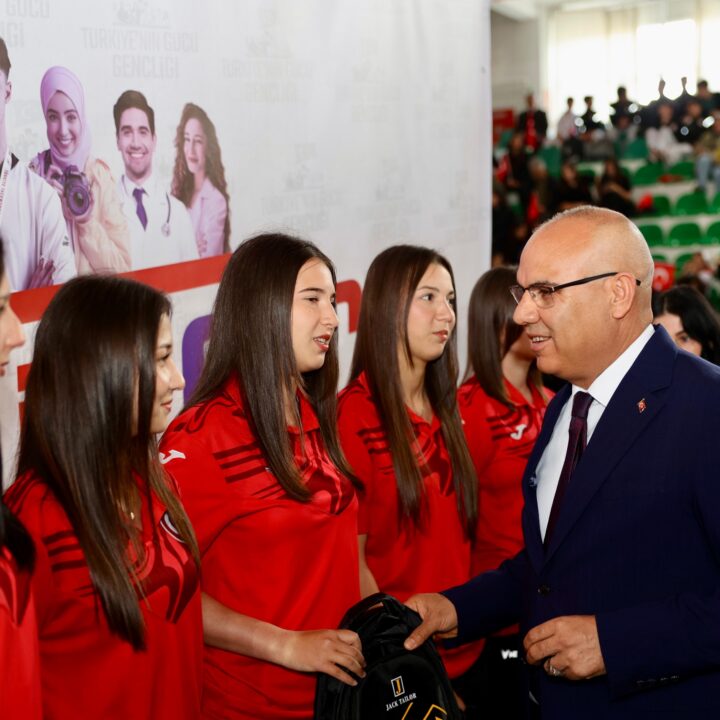 GİRESUN’DA 19 MAYIS ATATÜRK’Ü ANMA, GENÇLİK VE SPOR BAYRAMI COŞKUYLA KUTLANDI