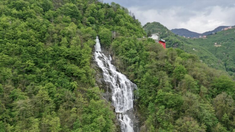 GİRESUN’DA 190 METREDEN DÖKÜLEN SU GÖRSEL ŞÖLENE DÖNÜŞÜYOR