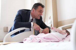 BAŞKAN KÖSE BAYRAMDA HASTALARI YALNIZ BIRAKMADI