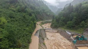 Giresun’da sağanak sonrası dere taştı: Yol ulaşıma kapatıldı