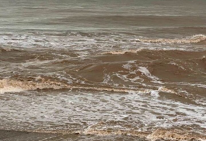 GİRESUN SAHİLLERİNDE YAĞIŞ SONRASI DENİZ KAHVERENGİYE DÖNDÜ
