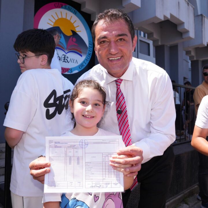 BAŞKAN KÖSE ÖĞRENCİLERİN KARNE HEYECANINA ORTAK OLDU
