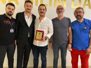 TÜRK SAĞLIK-SEN’DEN ULUSLARARASI BAŞARIYA PLAKETLİ TEBRİK