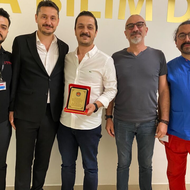 TÜRK SAĞLIK-SEN’DEN ULUSLARARASI BAŞARIYA PLAKETLİ TEBRİK