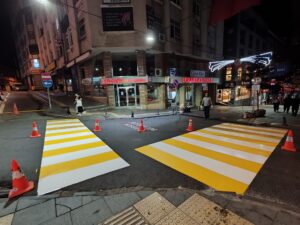 GİRESUN BELEDİYESİ ZABITASI YAYA GEÇİTLERİNİ YENİLİYOR, TRAFİK GÜVENLİĞİNİ ARTIRIYOR