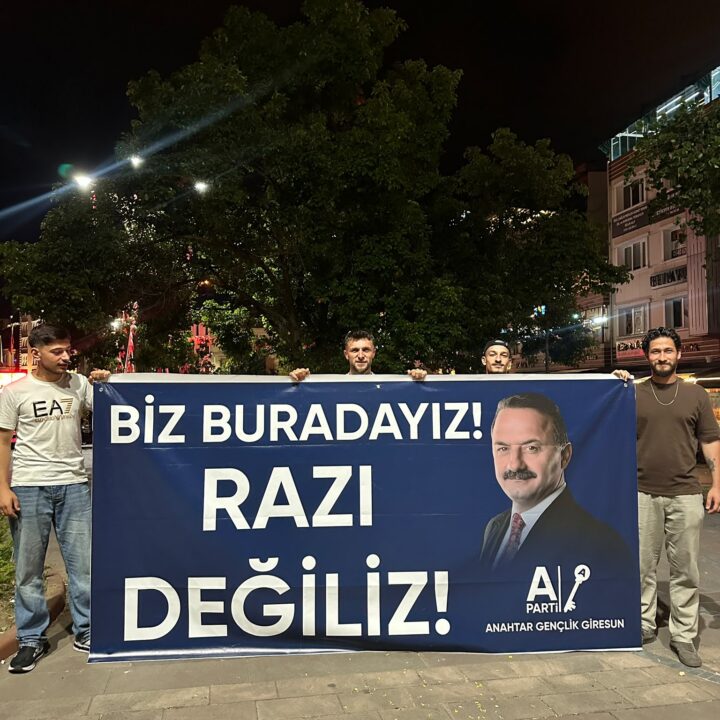 ANAHTAR PARTİ GENÇLİĞİ GİRESUN MEYDANI’NDA: “BİZ BURADAYIZ, RAZI DEĞİLİZ!”