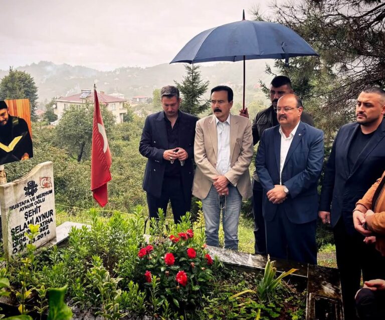 KONAL, YILMAZ VE DEMİRAL’DAN ŞEHİT SELAMİ AYNUR’A VEFA