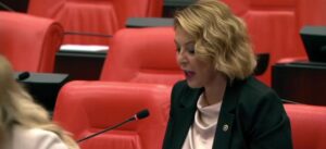ELVAN IŞIK GEZMİŞ: “EMEKLİLERİMİZ LÜTUF DEĞİL, YILLARCA VERDİKLERİ EMEĞİN KARŞILIĞINI İSTİYOR!”